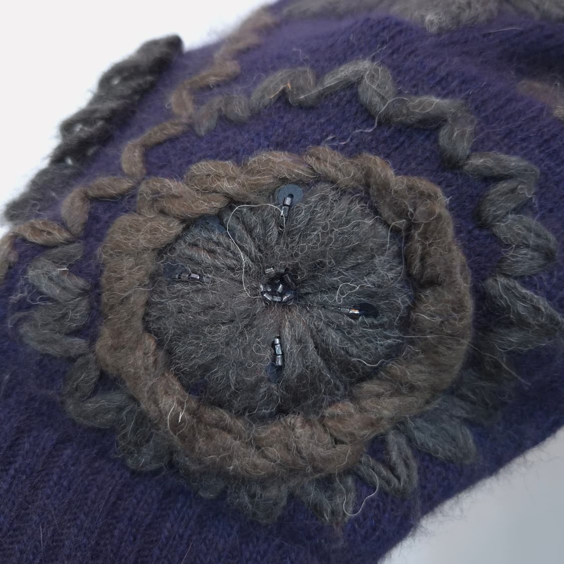 앙고라 자수 소매 차콜 배색 루즈핏 니트 상품이미지5