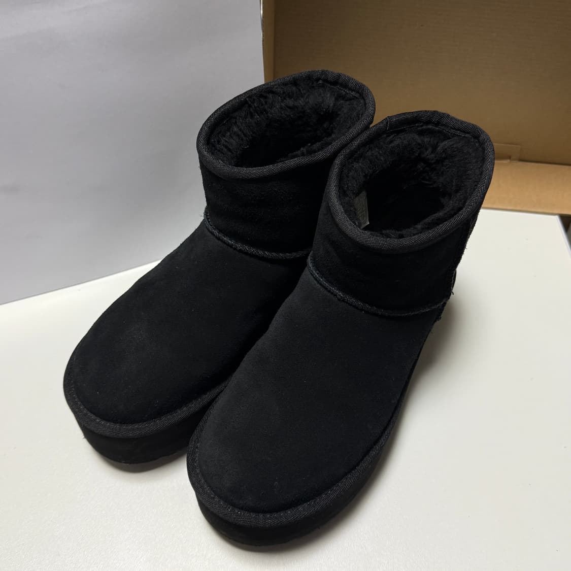 어그 240 스웨이드 미니 클래식 부츠 (클래식 미니 플랫폼) - 블랙 상품이미지1