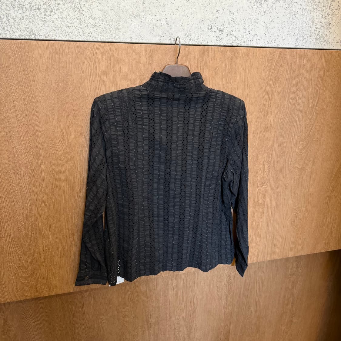 빈티지 하이넥 펀칭 레이스 블라우스 스트라이프 배색 디테일 블랙 상품이미지2