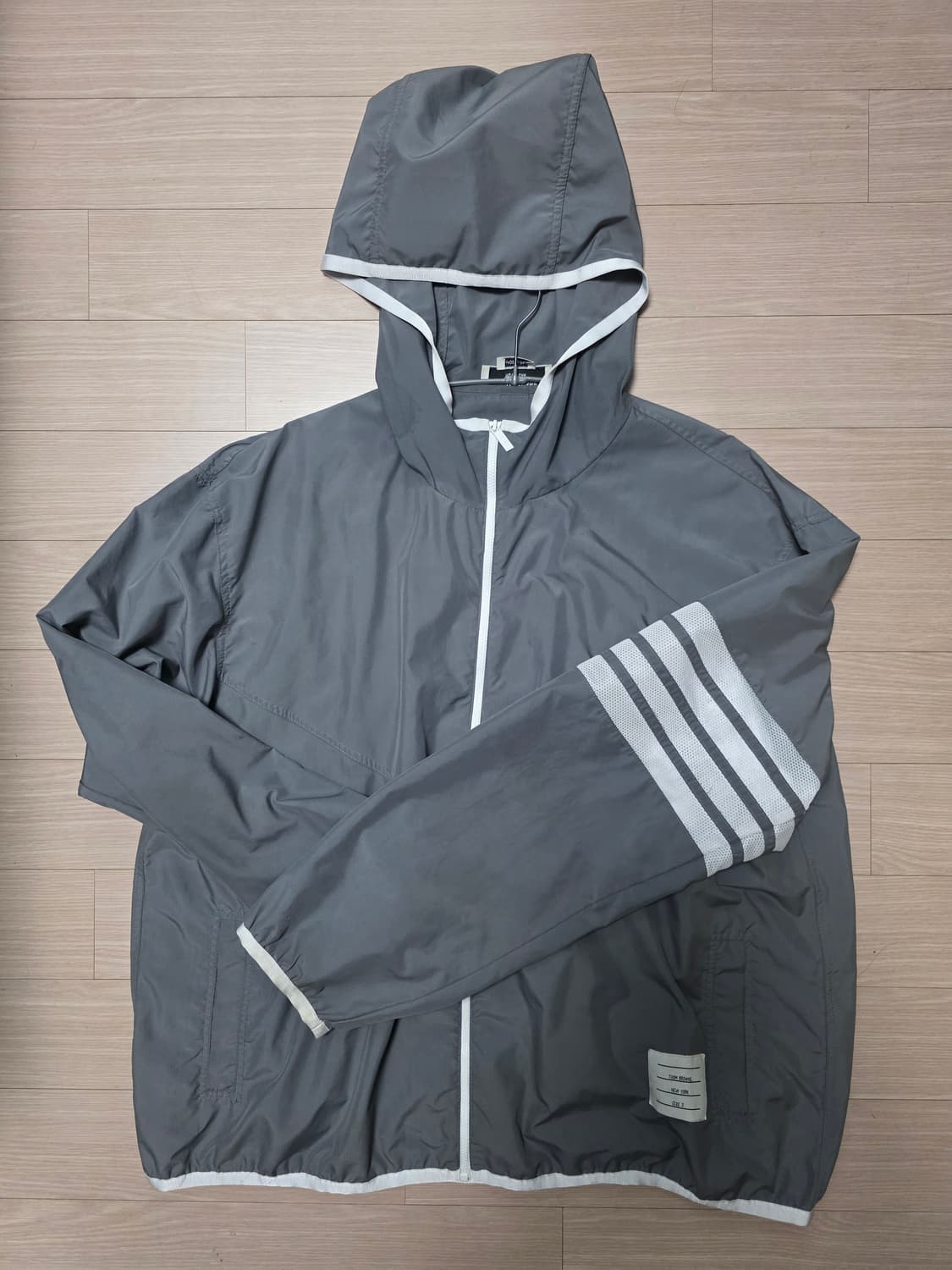 톰브라운 바람막이 3사이즈 국내105 상품이미지1