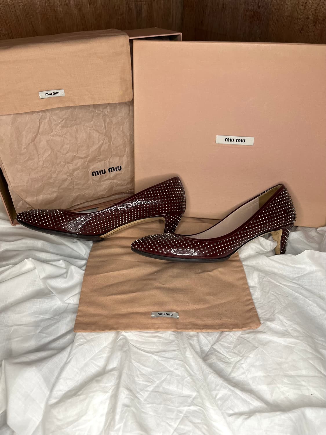 미우미우 패턴트 레더 스터드 키튼 힐 펌프스 상품이미지1