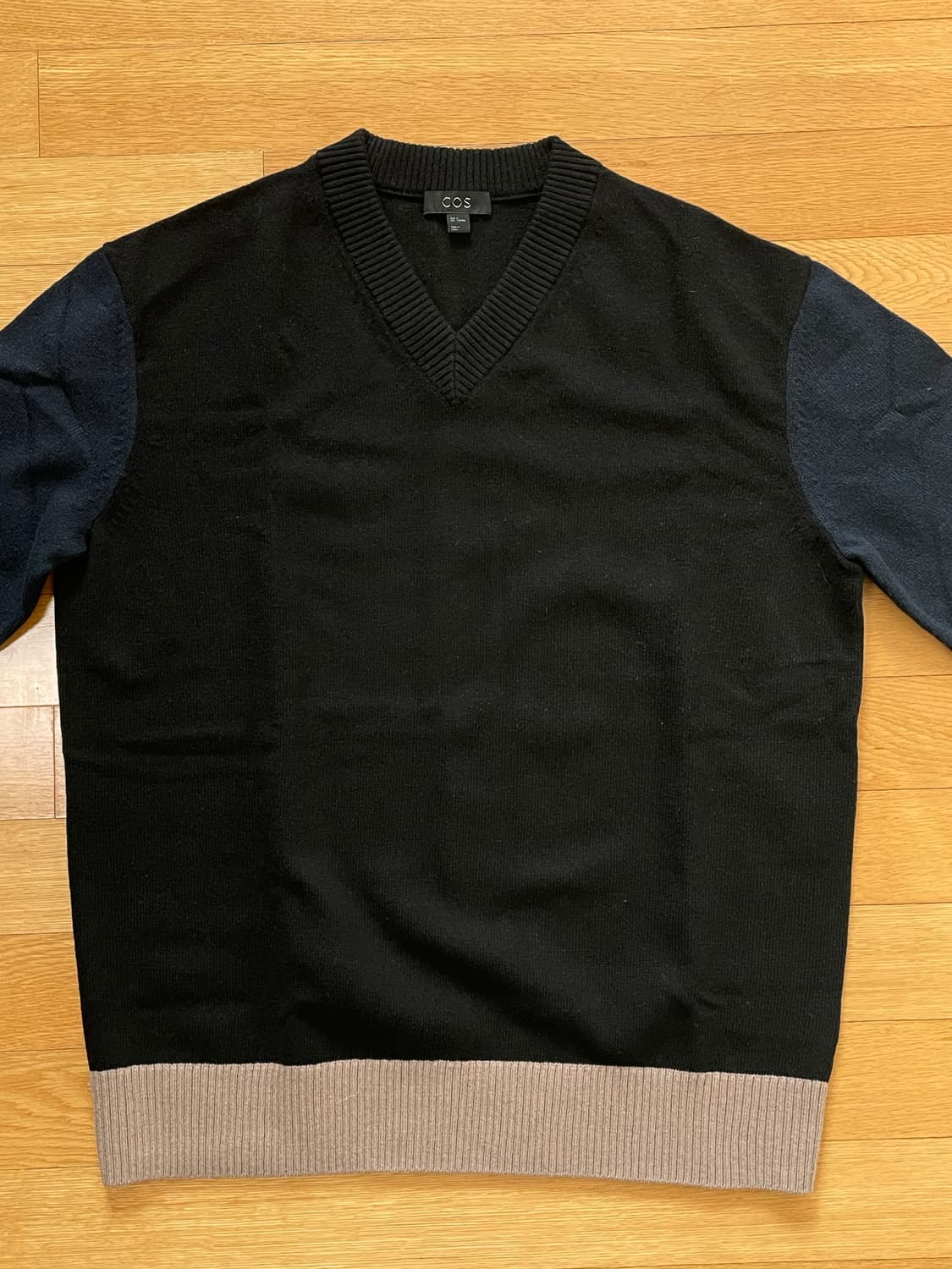 COS 브이넥 니트 s사이즈 상품이미지3