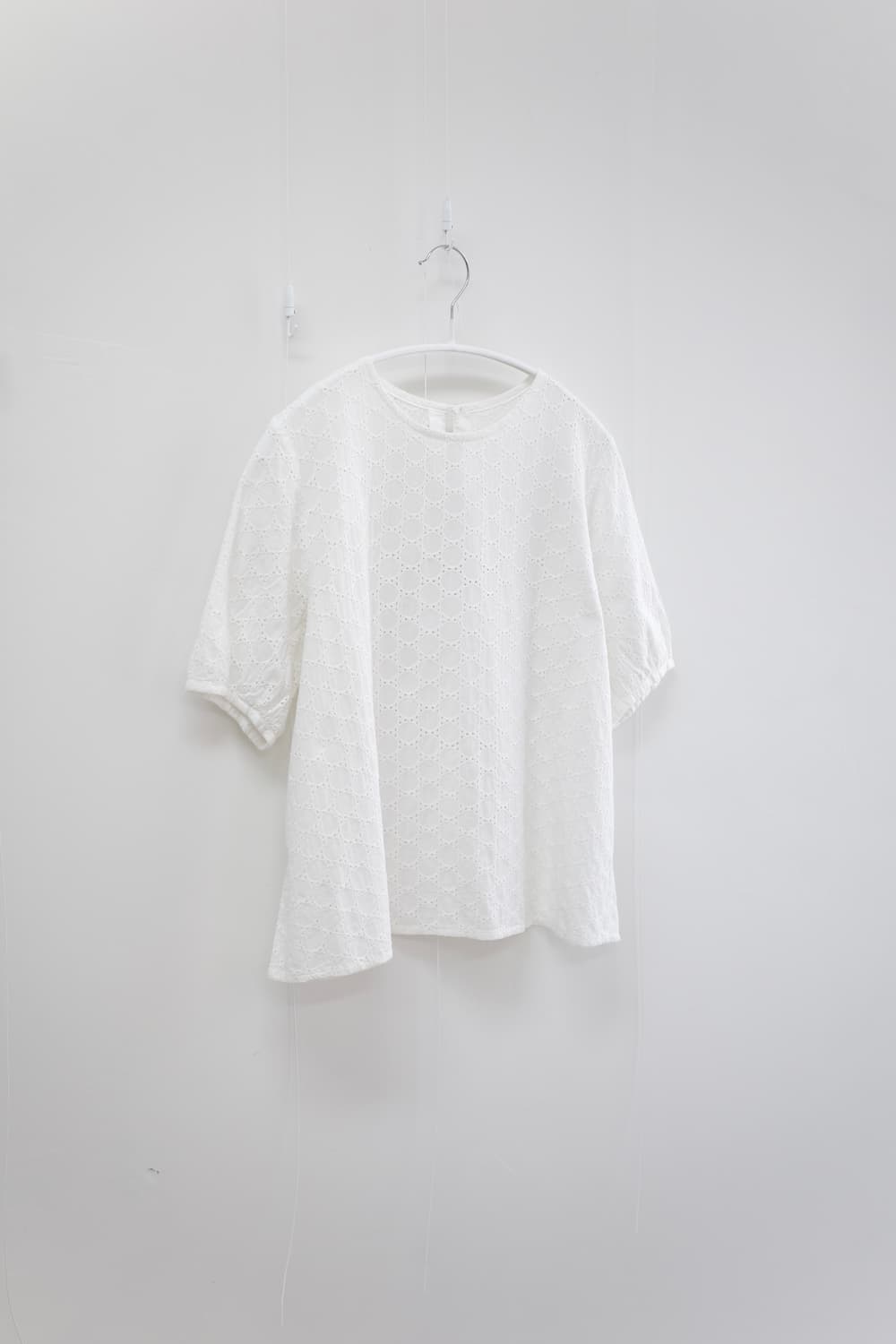 Dot white punching Blouse 상품이미지2