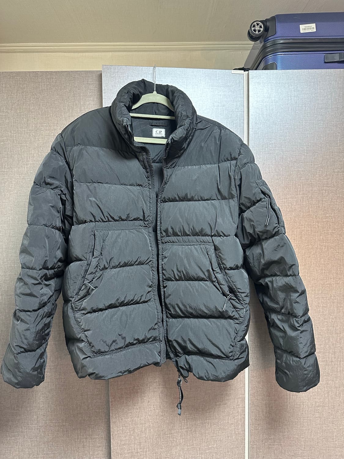 C.P. 컴퍼니 크롬-R 다운 자켓 블랙  상품이미지1