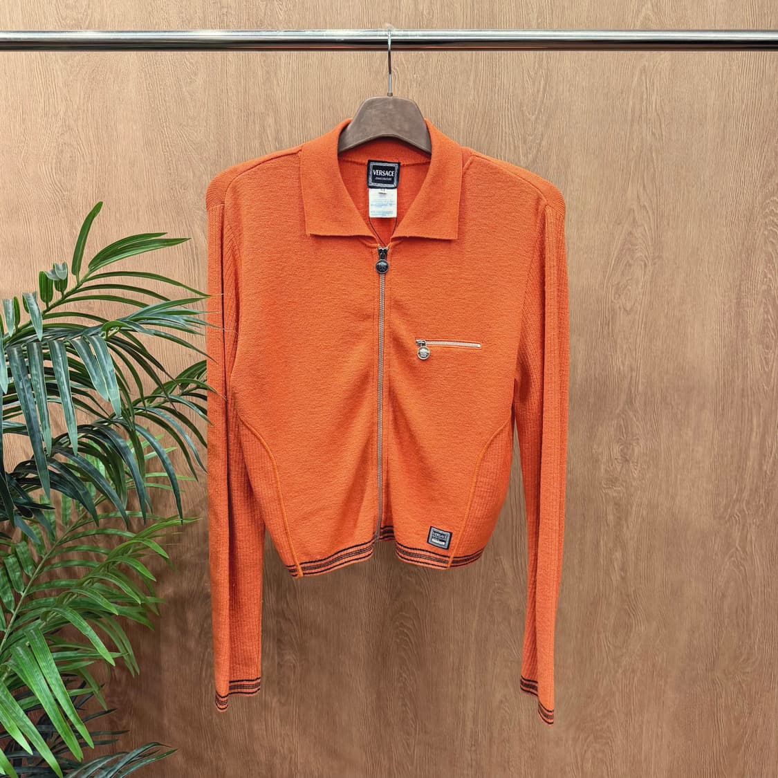 베르사체 니트 집업 가디건 지퍼 포켓 로고 탭 디테일 레귤러핏 오렌지 상품이미지1