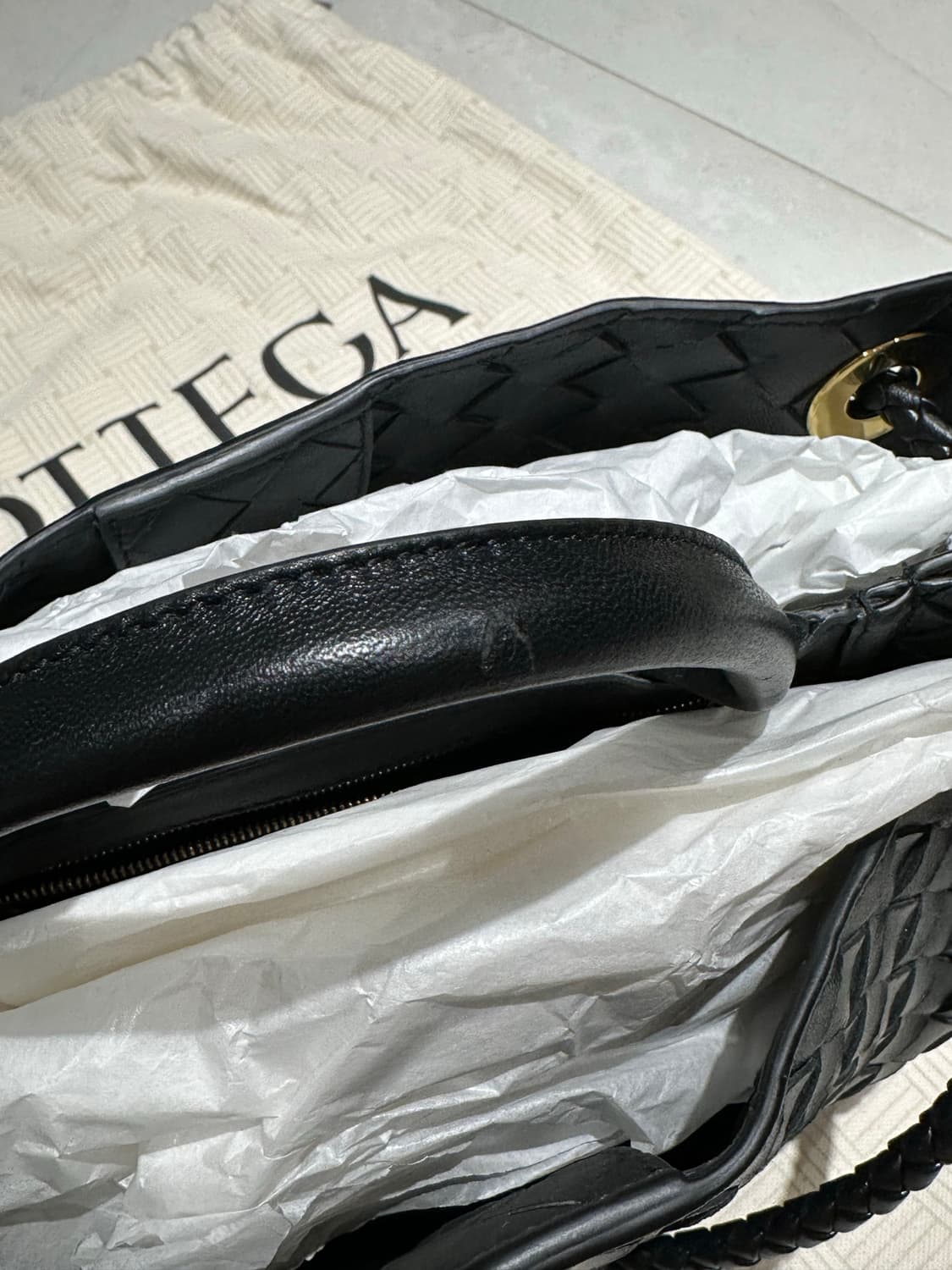 보테가베네타 ew 안디아모 백 블랙 컬러 상품이미지4