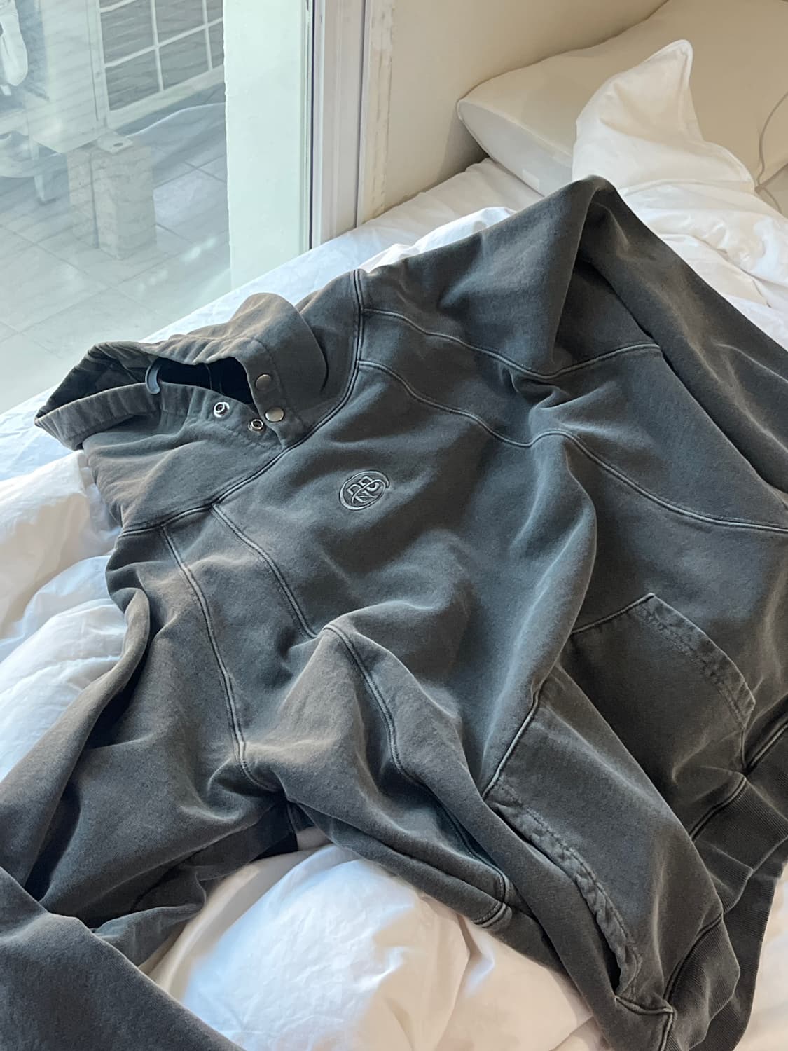 꼼파뇨 CP 피그먼트 스냅 후드티 상품이미지1