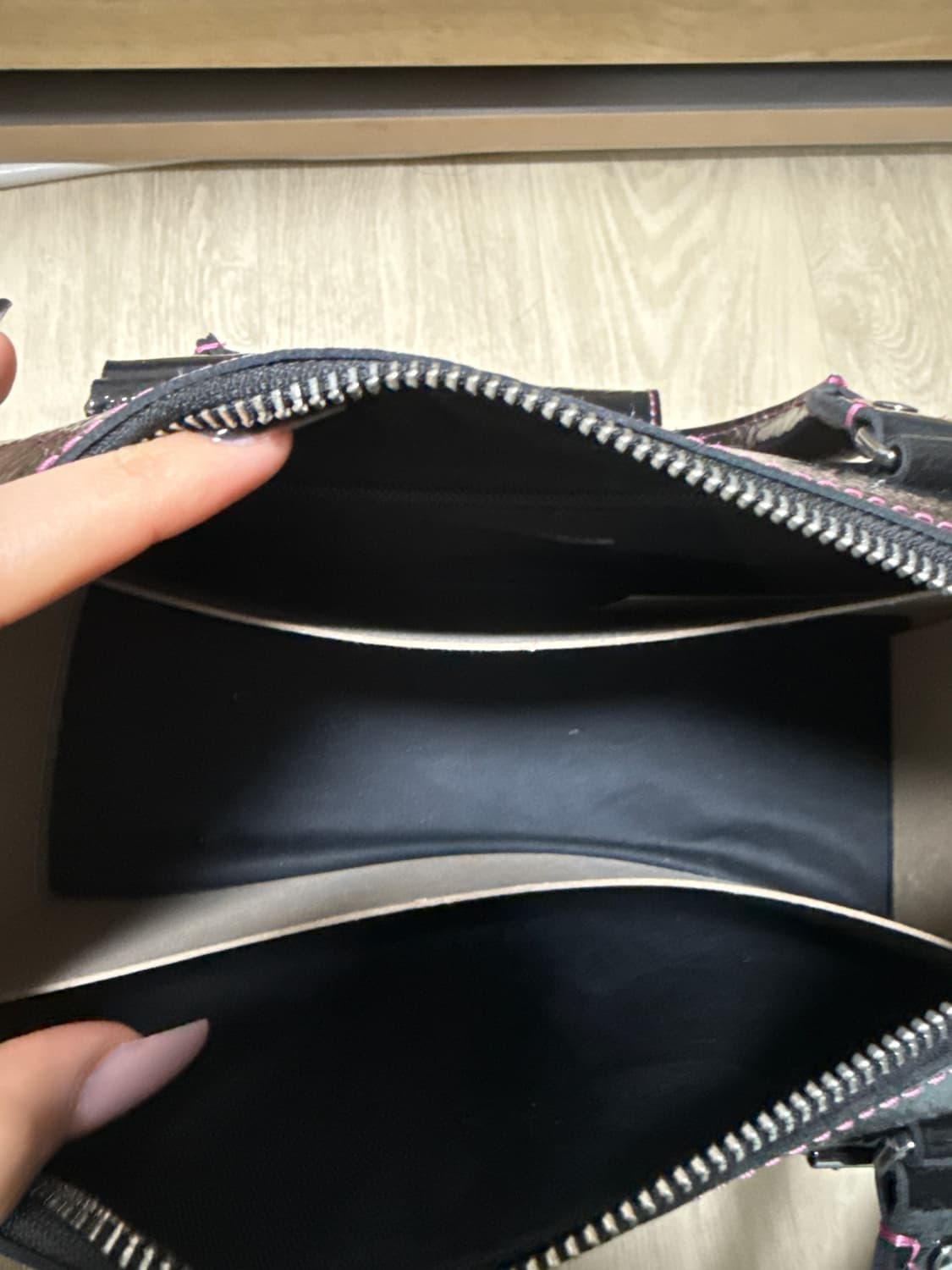 닥터마틴 발렌타인 가방 페이턴트 레더 블랙 에나멜 상품이미지4