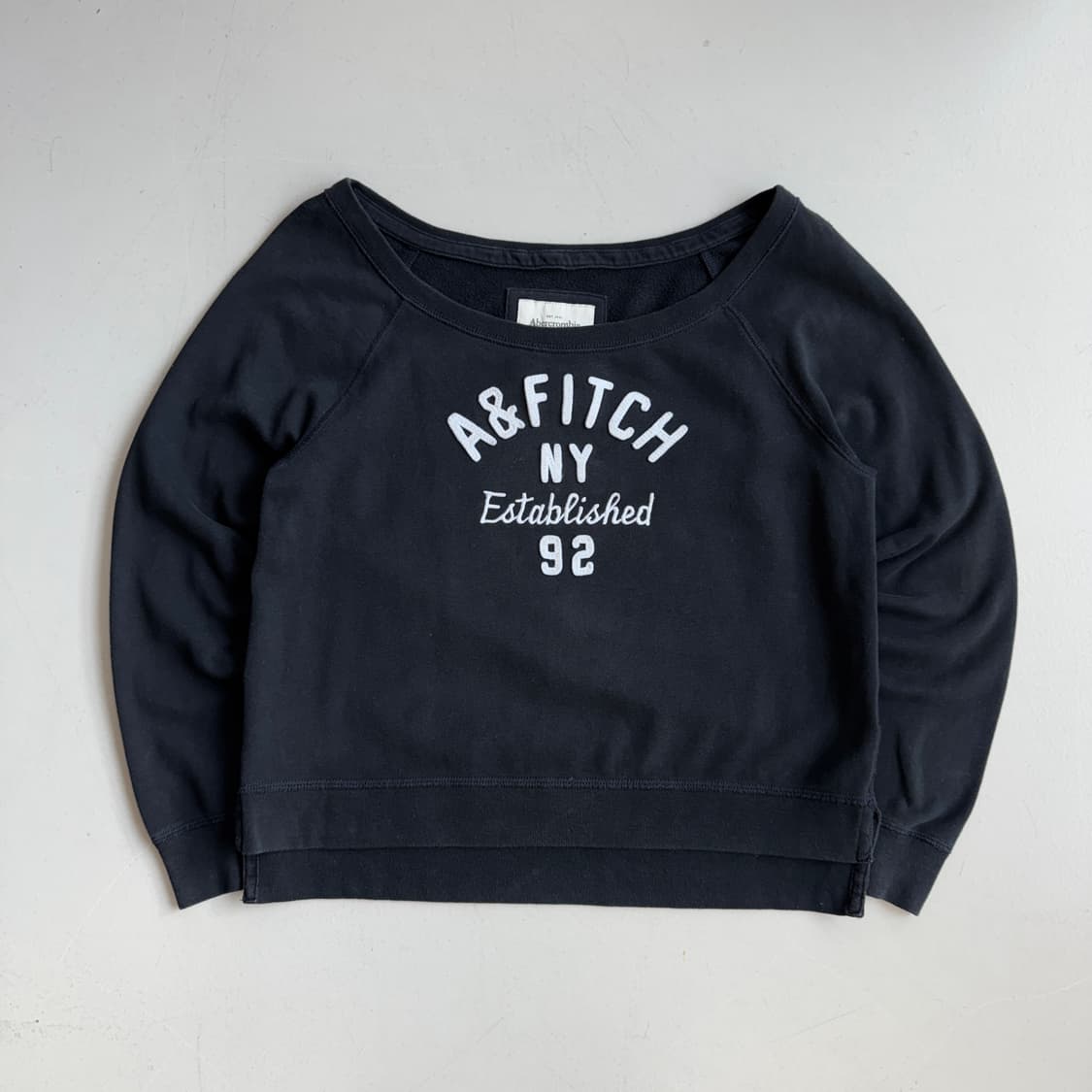 아베크롬비 Y2K 오프숄더 아치로고 맨투맨 상품이미지2
