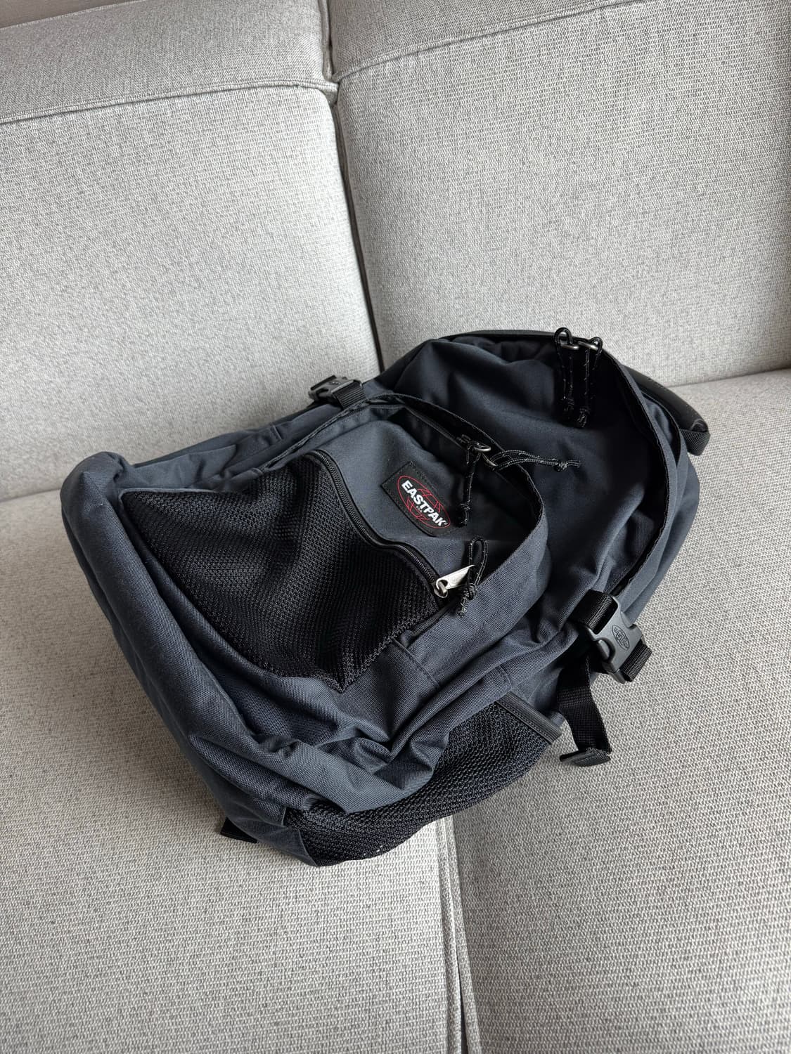 [EASTPAK]이스트팩 에그웜_미드나잇 컬러 37L 상품이미지4