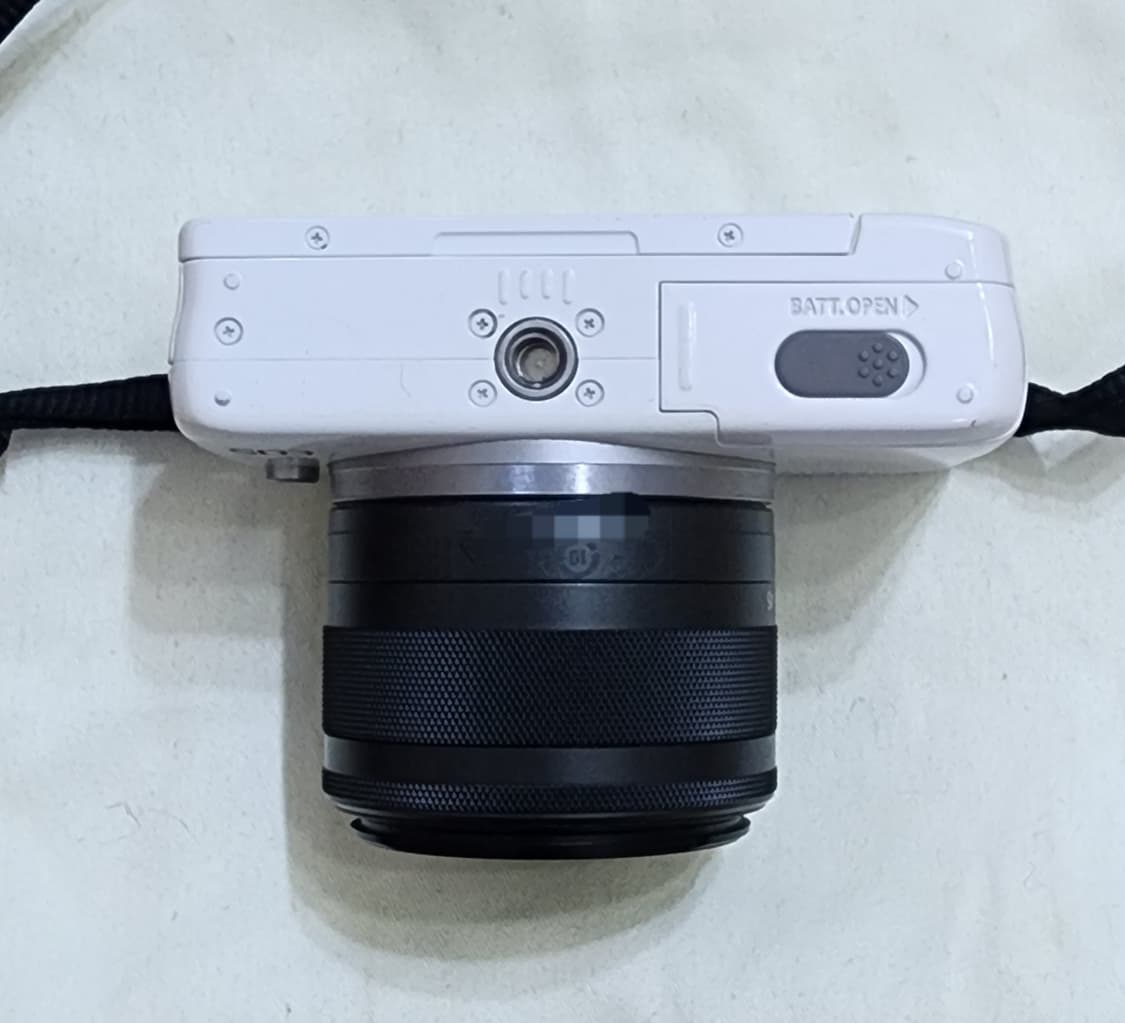 캐논 EOS M10 화이트 미러리스 카메라와 15-45mm 렌즈팝니다. 상품이미지5