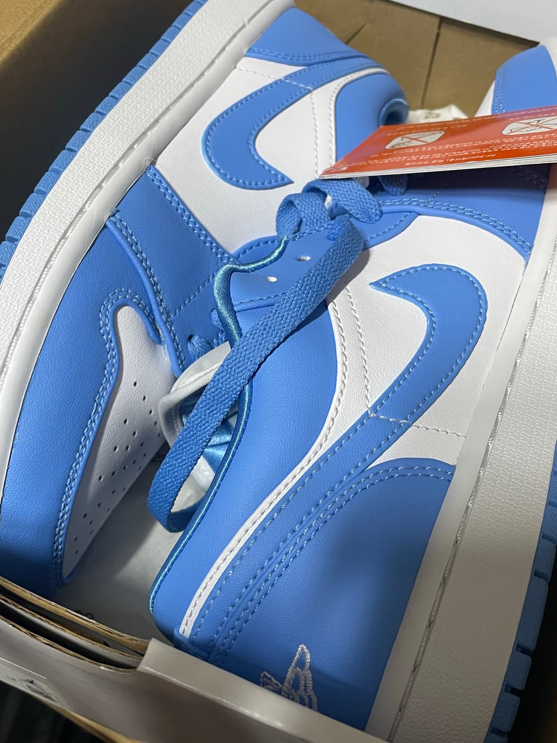 나이키 에어조던1로우 유니버시티 블루 상품이미지2