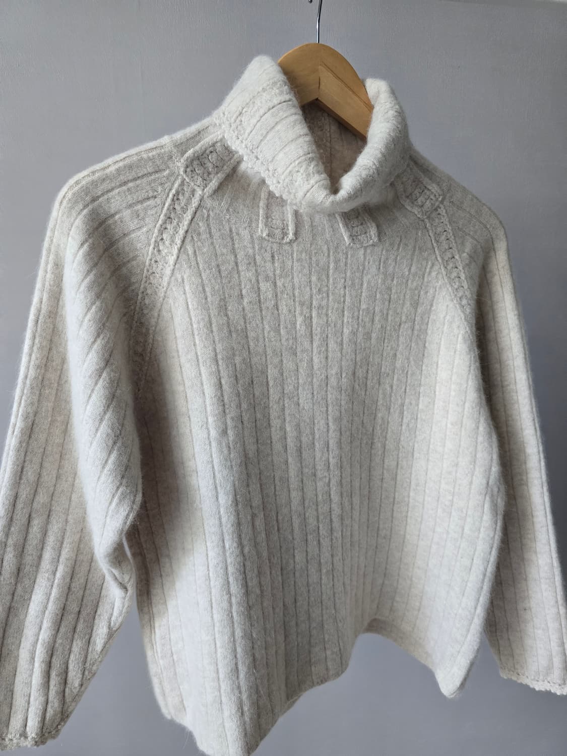 크리미 톤 폴라넥 울 니트 상품이미지1