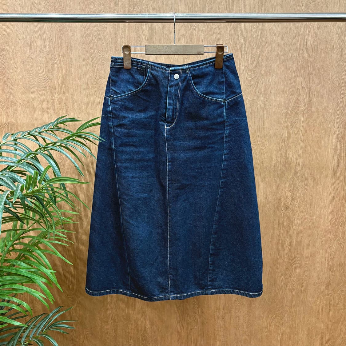 리바이스 엔지니어드 진스 데님 미디 스커트 스티치 백 버클 디테일 진청 상품이미지1