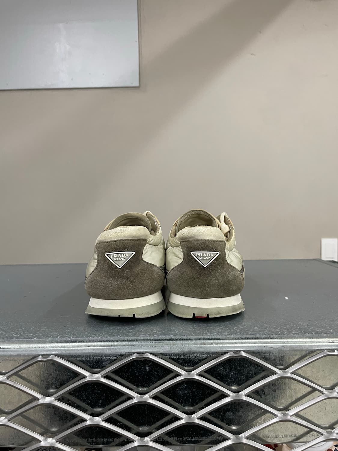 프라다 화이트 스니커즈 8 상품이미지3
