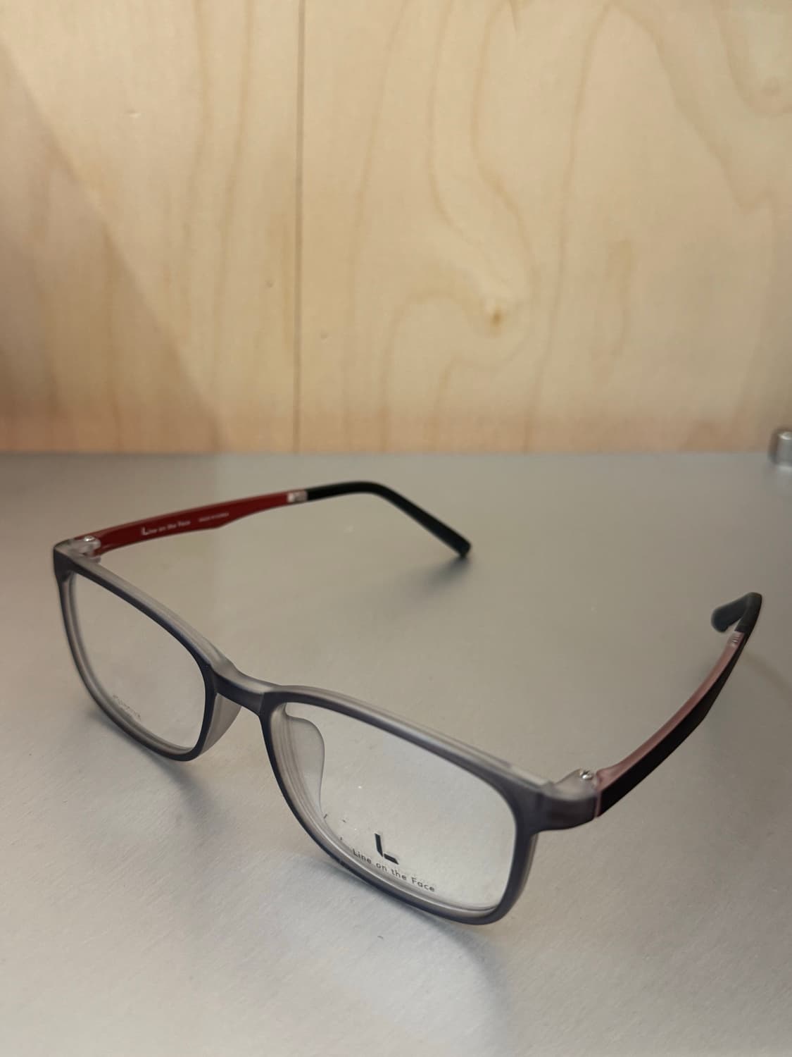 그레이 매트 스퀘어 프레임 레드 템플 안경  상품이미지2