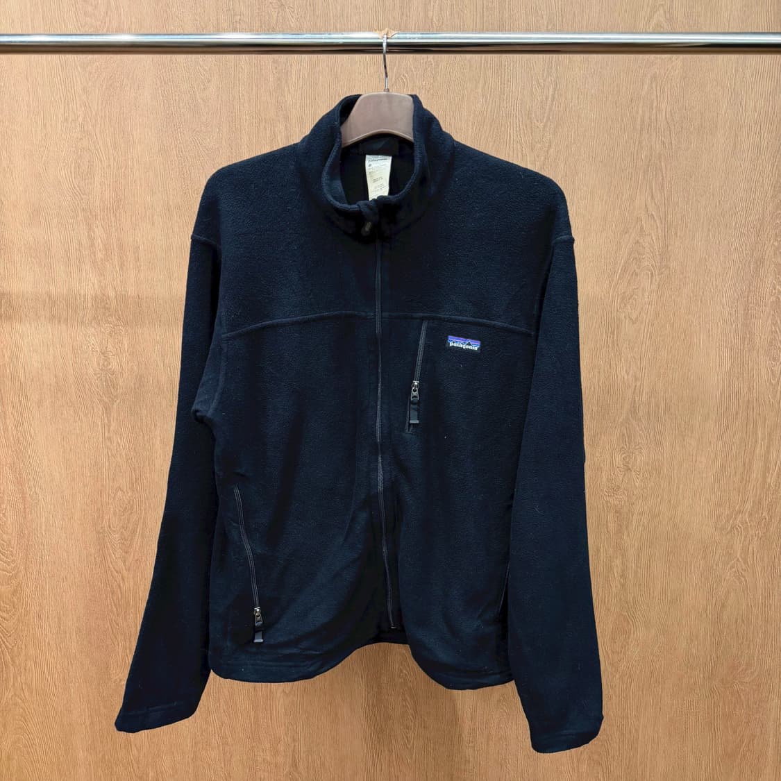 파타고니아 하이넥 풀 집업 플리스 자켓 로고 패치 지퍼 포켓 디테일 블랙 상품이미지4
