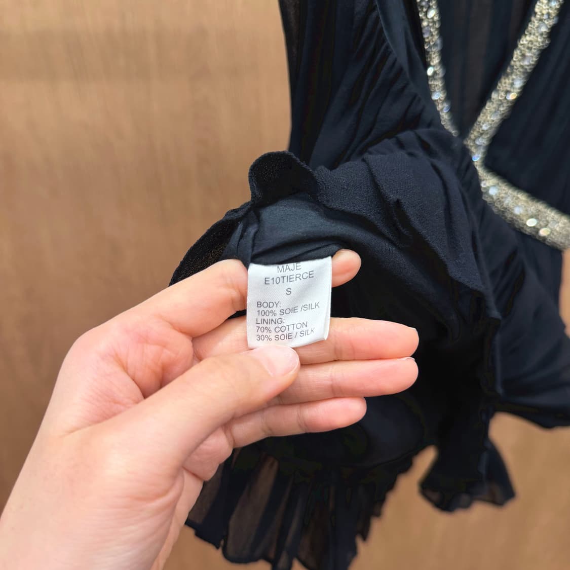 마쥬 슬리브리스 블라우스 브이넥 골드 비즈 트리밍 레이스 디테일 블랙 상품이미지8