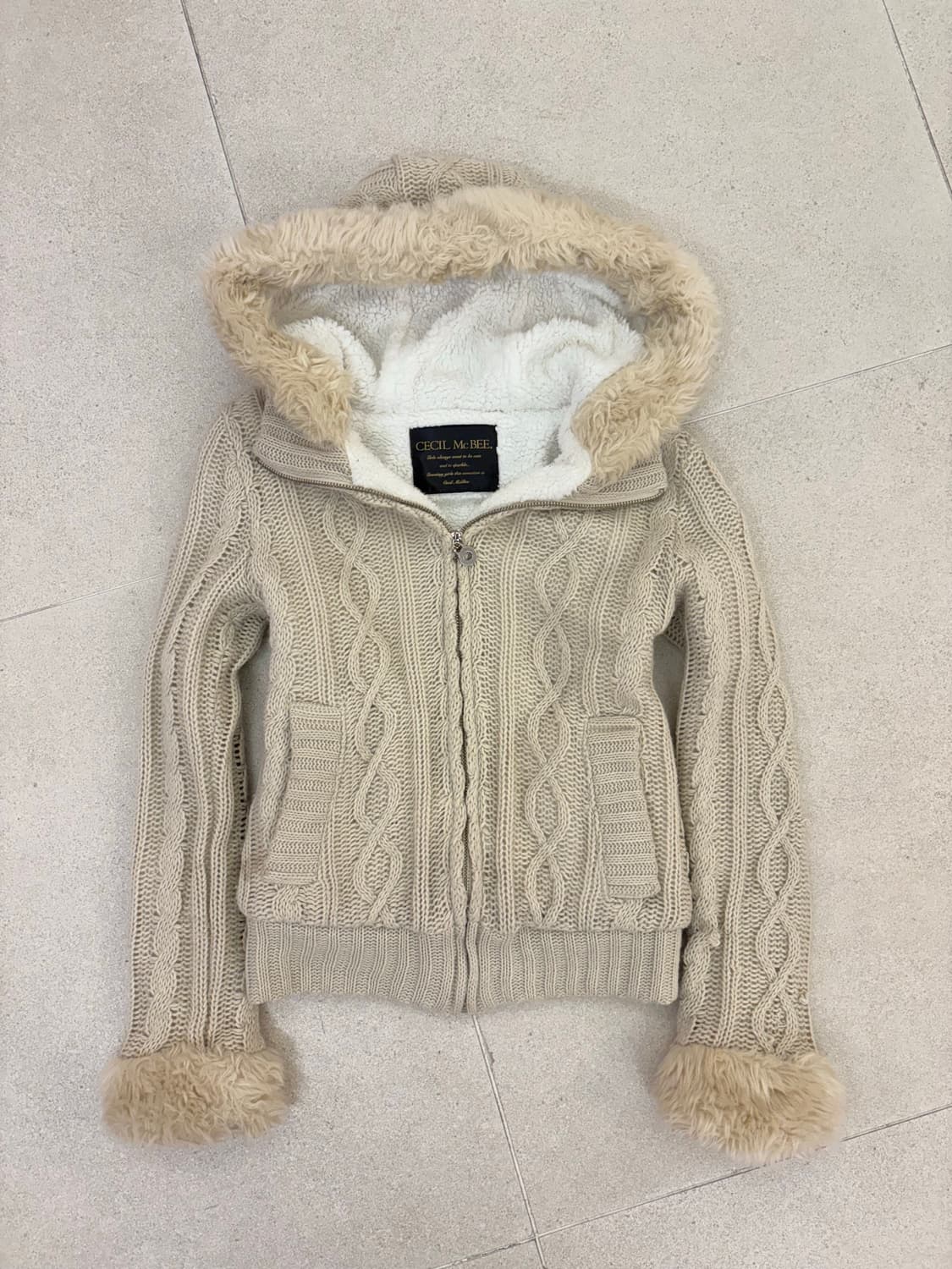 세실맥비 베이지 니트 퍼 후드집업 상품이미지1