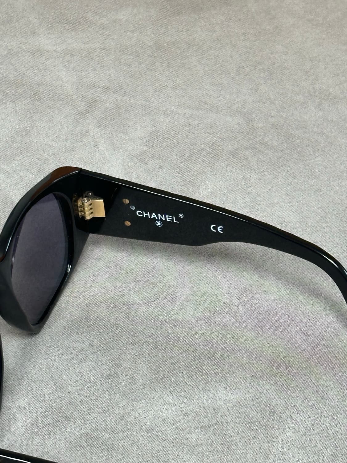 🕶️ 샤넬 퀼팅 CC 로고 블랙 선글라스  상품이미지4