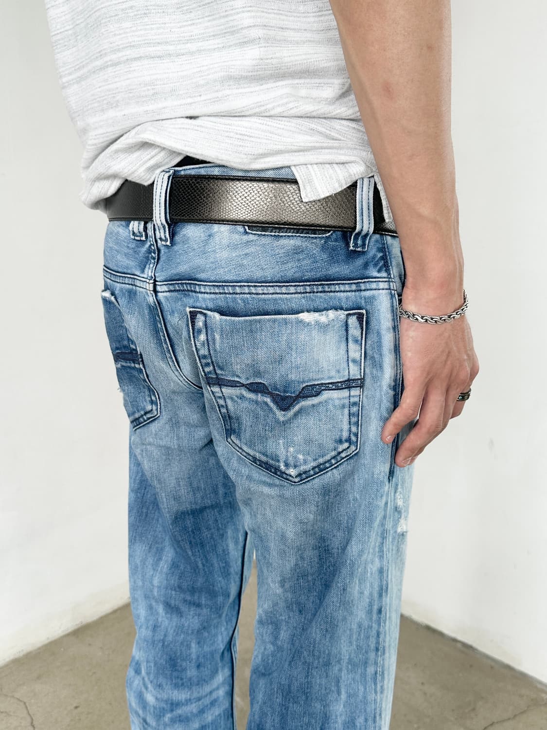 디젤 워시드 스트레이트 데님 팬츠 상품이미지4