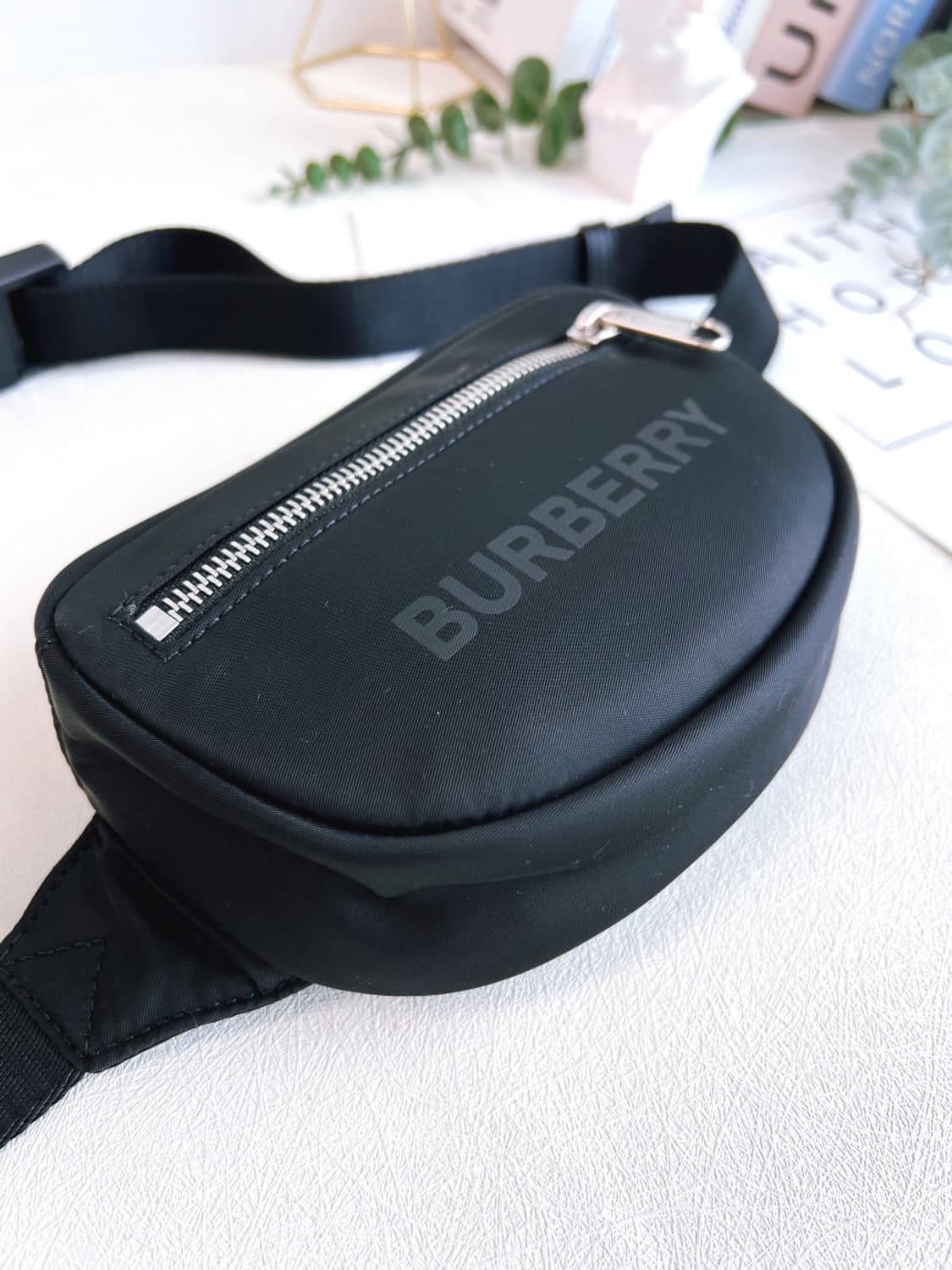 [새상품급] 버버리 캐논 나일론 벨트백 블랙 상품이미지4