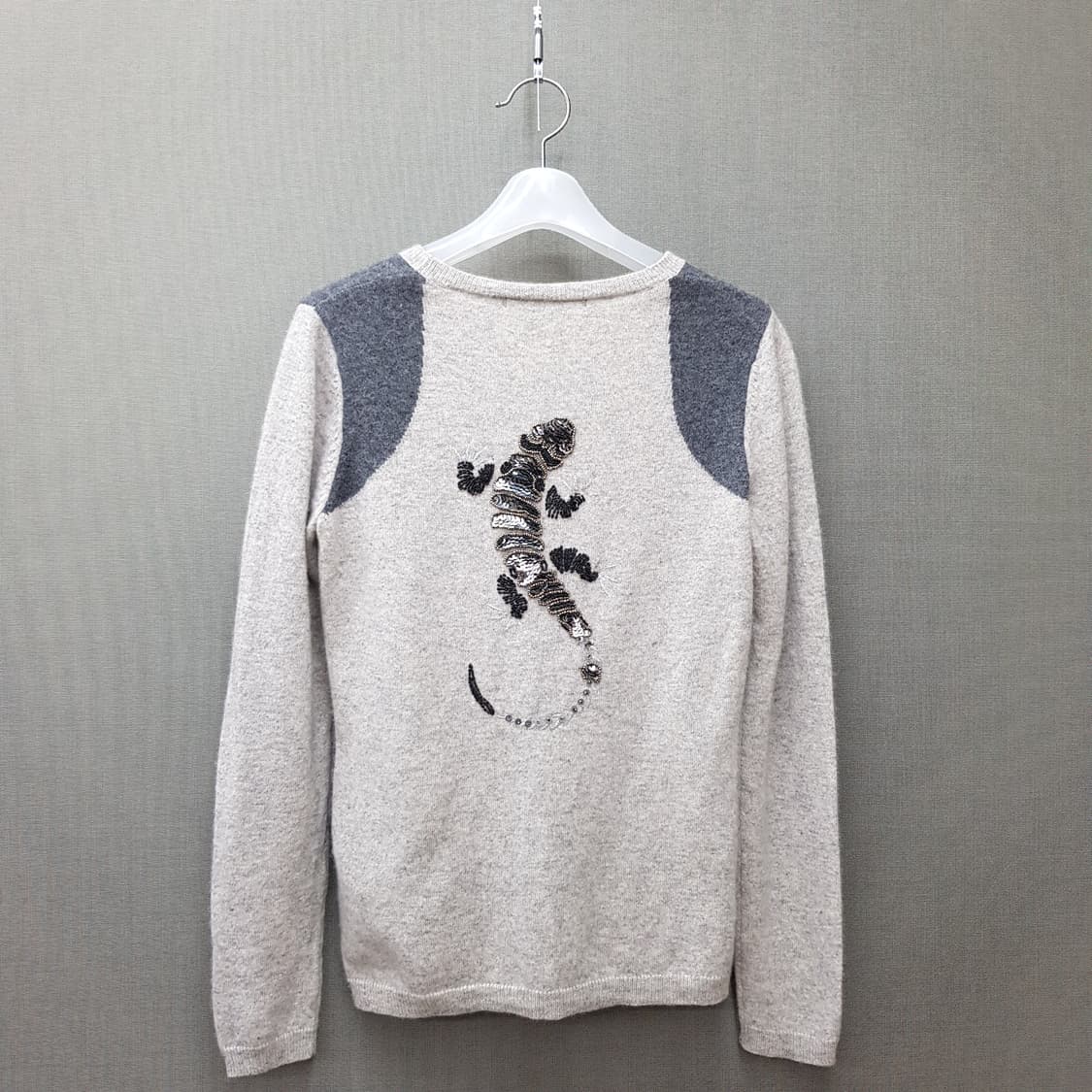 베르니스  캐시미어 자수 디테일 니트 S사이즈 상품이미지4