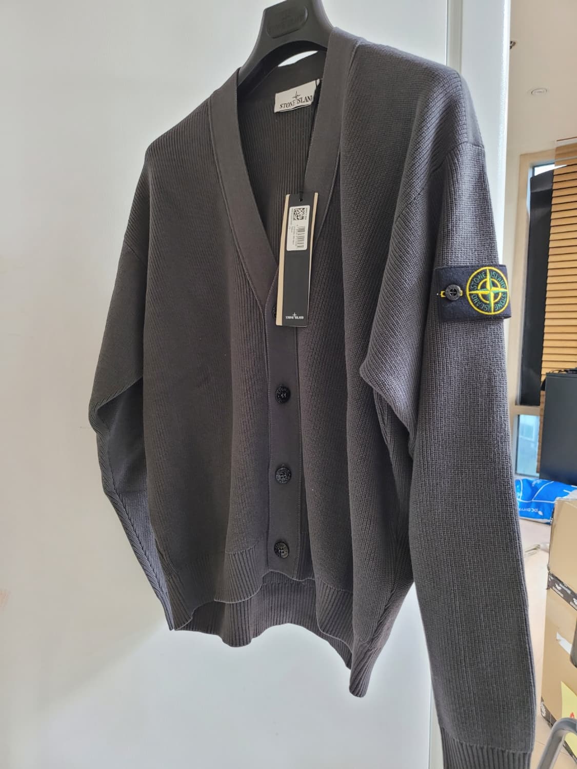 새상품] 클래식의 진화, 26SS 스톤아일랜드 오가닉 코튼 가디건 그레이 상품이미지1