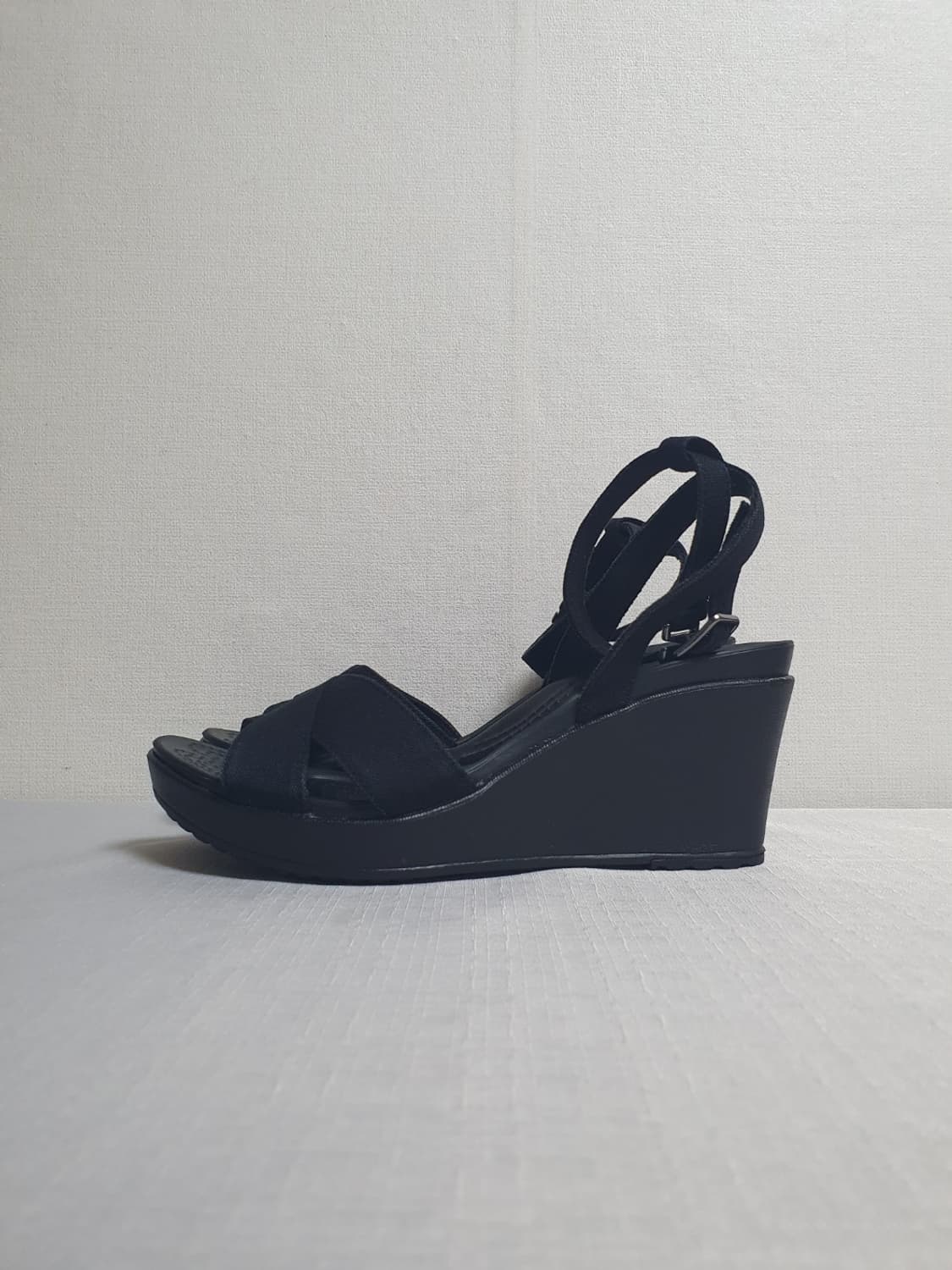 240mm 크록스 레이2 크로스 스트랩 앵클 웨지 블랙 W7 상품이미지1