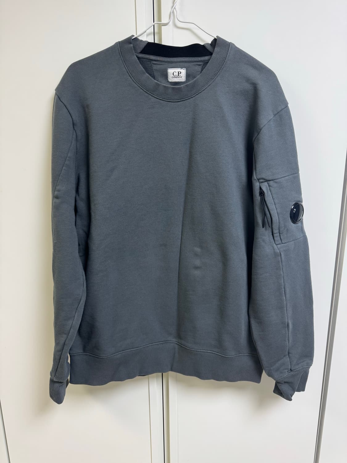 CP컴퍼니 렌즈 와펜 맨투맨 상품이미지1