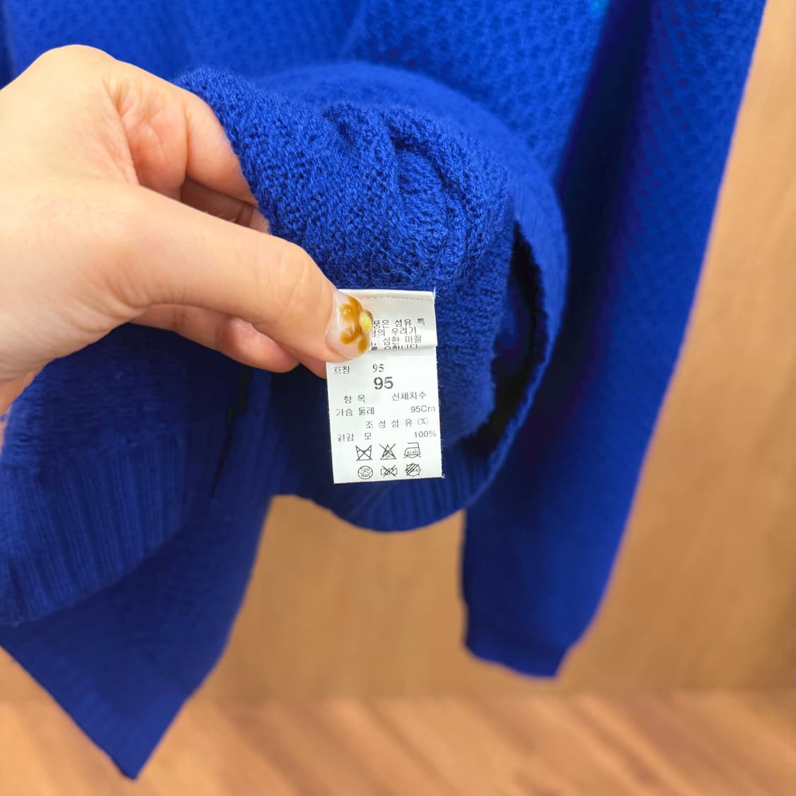 타임 라운드넥 니트 투톤 배색 와플 조직 텍스쳐 디테일 레귤러핏 블루 상품이미지7