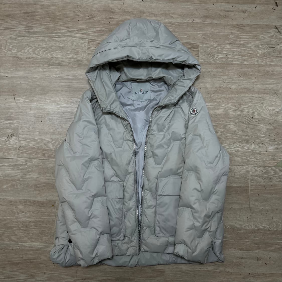 몽클레어 여성 시그니처 와펜 후드 패딩 점퍼 [그레이] L/100 상품이미지1