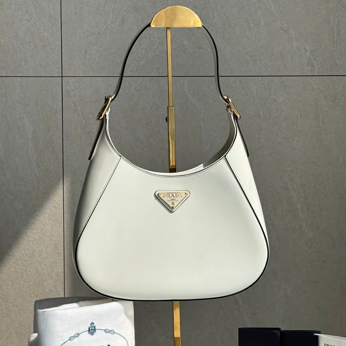 신상, 새상품 프라다 사피아노 레더 화이트 클레오백 상품이미지1