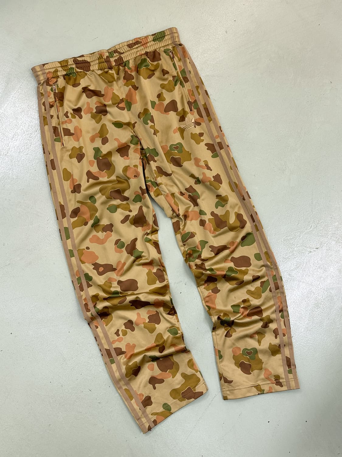 아디다스 3 스트라이프 파이어버드 카모 트랙 팬츠 상품이미지1