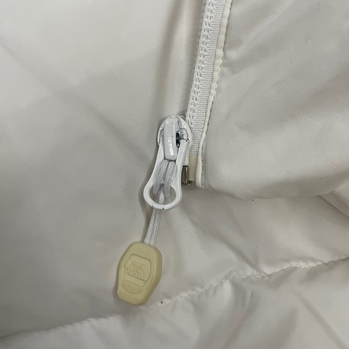노스페이스 화이트 후드 패딩 조끼  상품이미지7