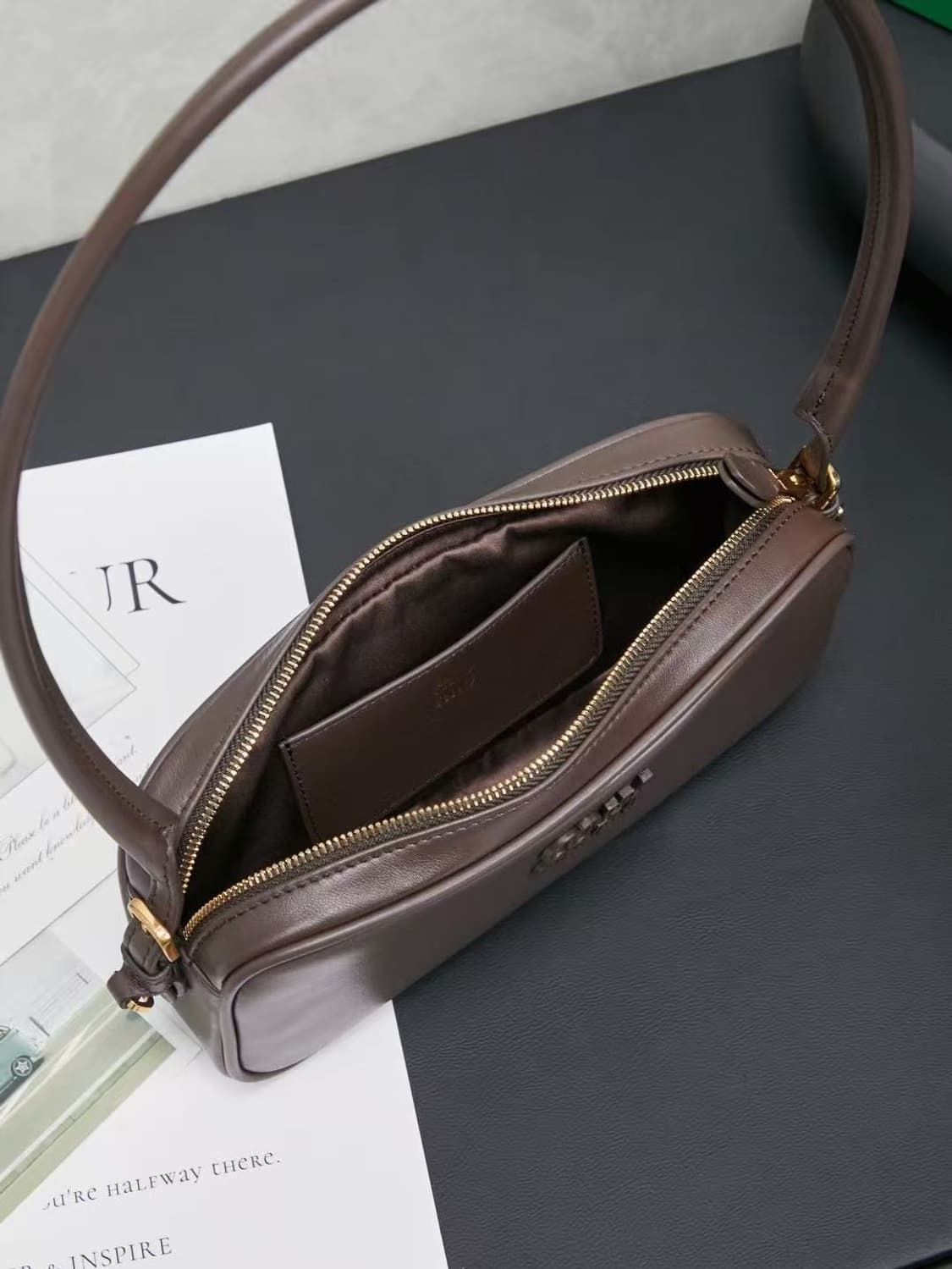 미우 미우 레더 파우치 브라운 상품이미지3