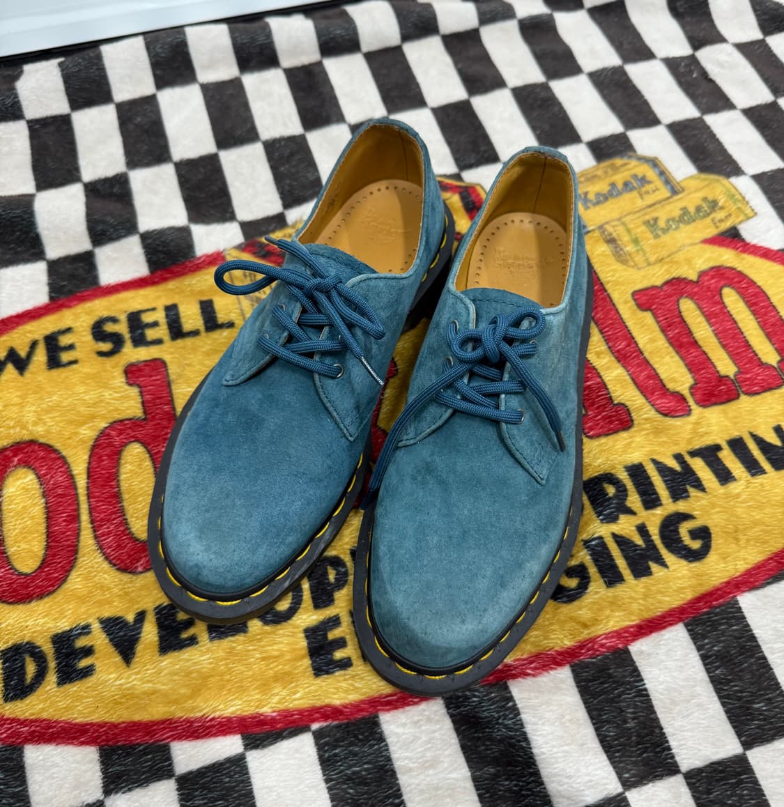 Dr. Martens 21471 Suede 3 Hole 상품이미지1