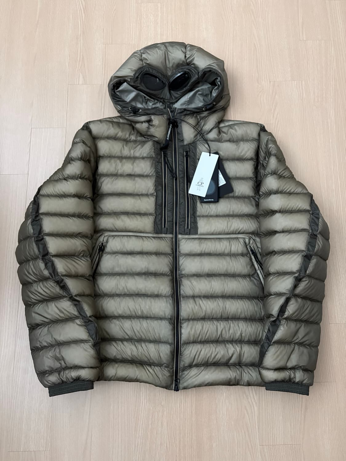 CP컴퍼니 디디쉘 고글 후드 다운 펀가이그레이 M 새상품 팝니다 상품이미지1