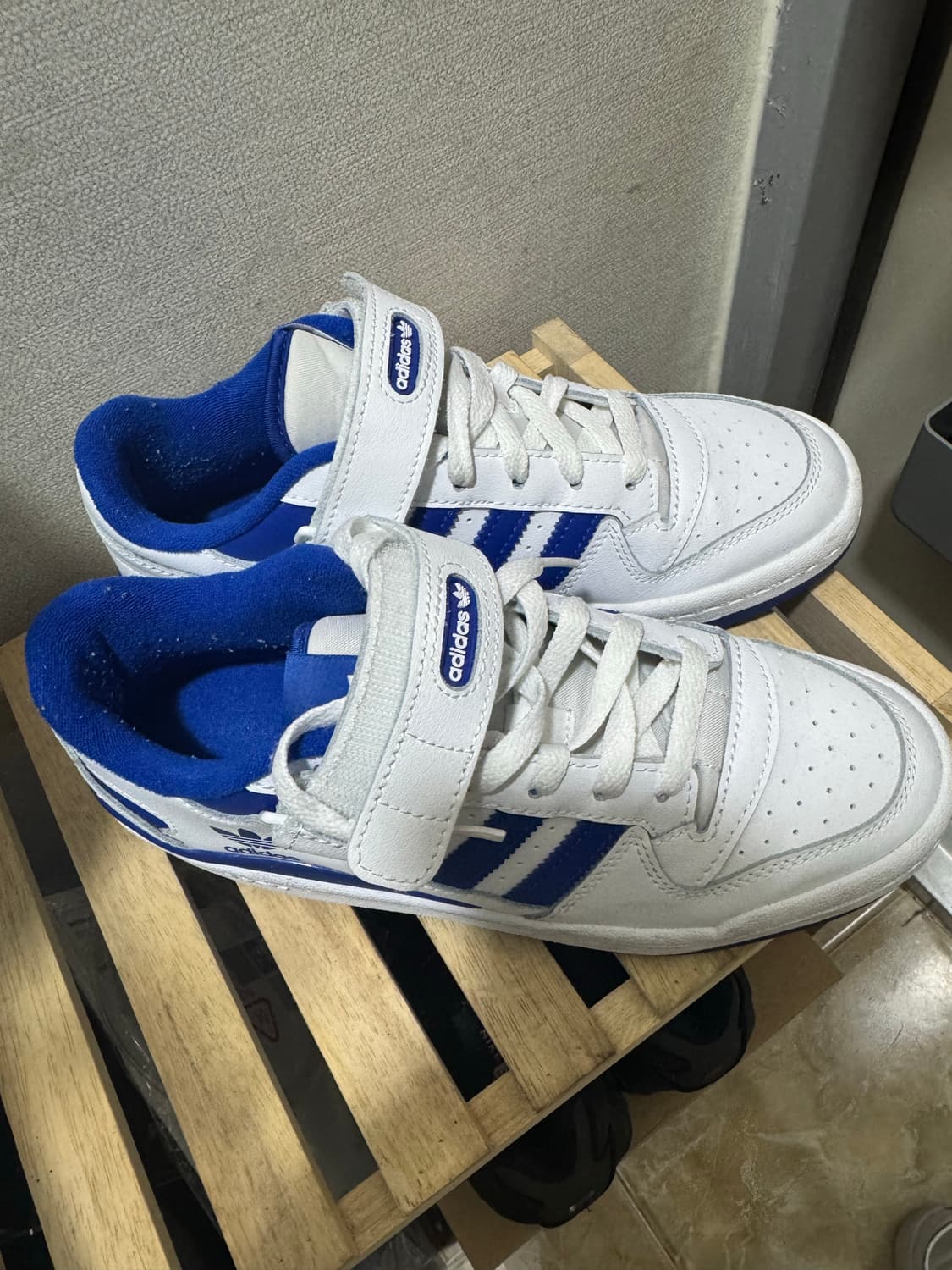 아디다스 포럼로우 화이트 로얄블루 상품이미지2