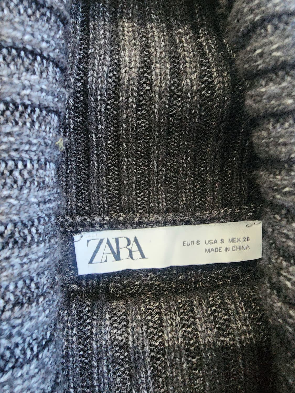 자라 터틀넥 꽈배기 차콜 니트 상품이미지3