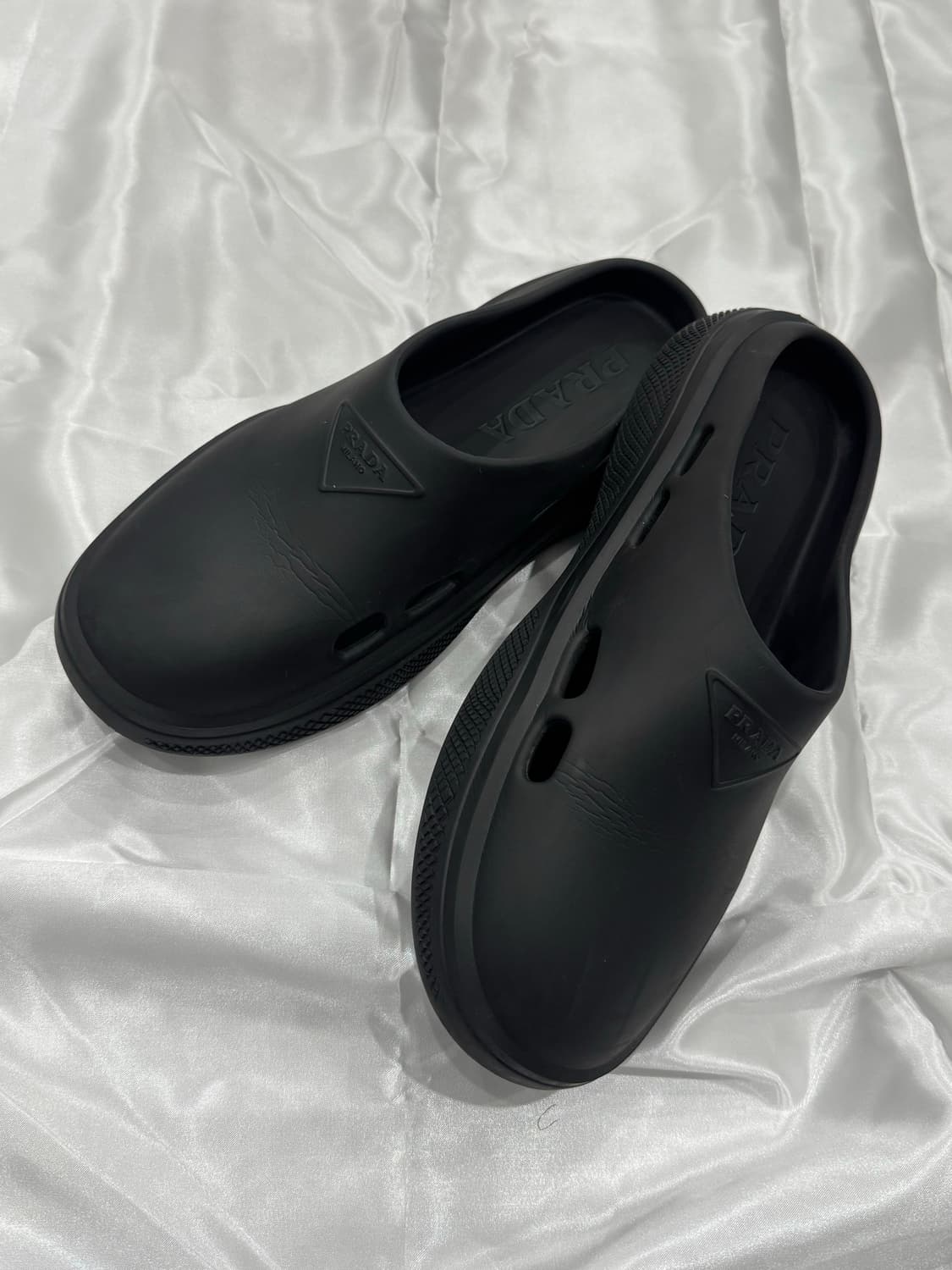 프라다 멜로우 러버 삼각로고 물 클로그 샌들 (10사이즈) 상품이미지3