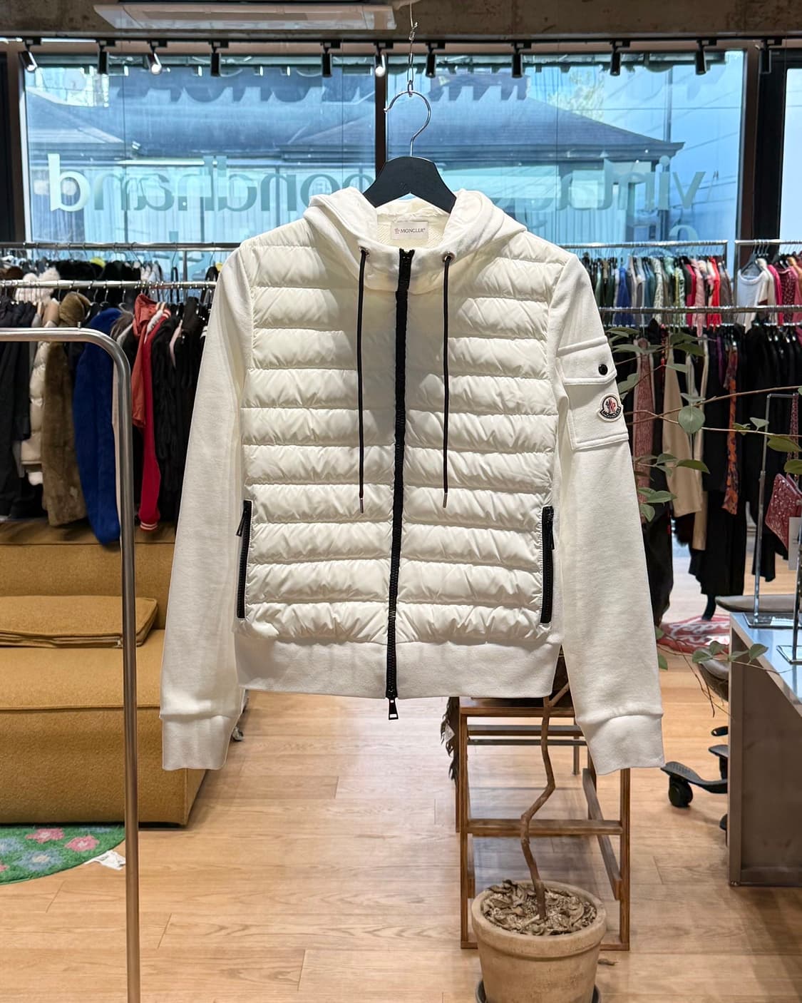 몽클레르 화이트 로고 패치 믹스 후드 다운 자켓 상품이미지1