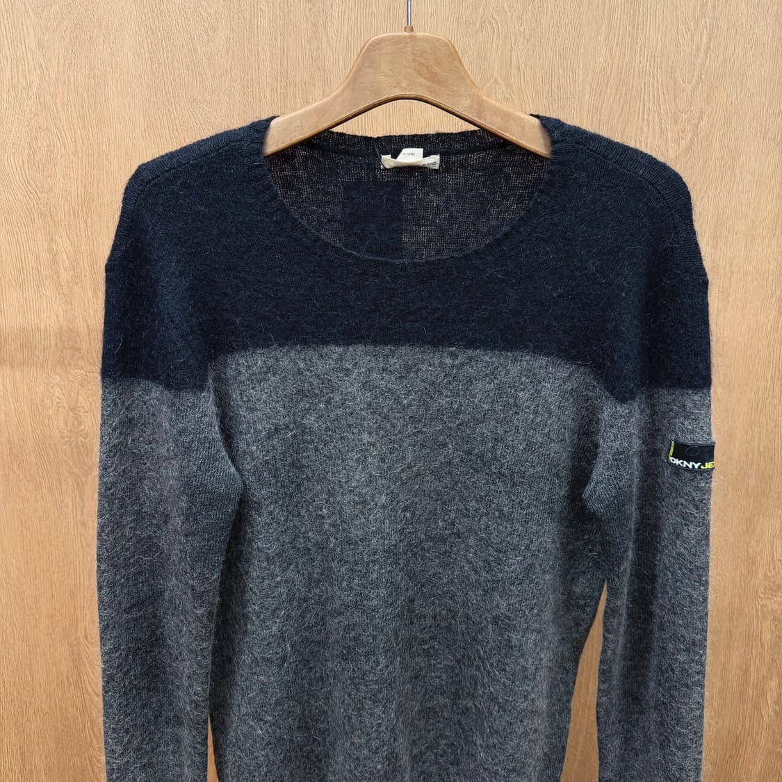 도나카란 뉴욕 라운드넥 니트 블랙 배색 로고 라벨 디테일 레귤러핏 차콜 상품이미지4