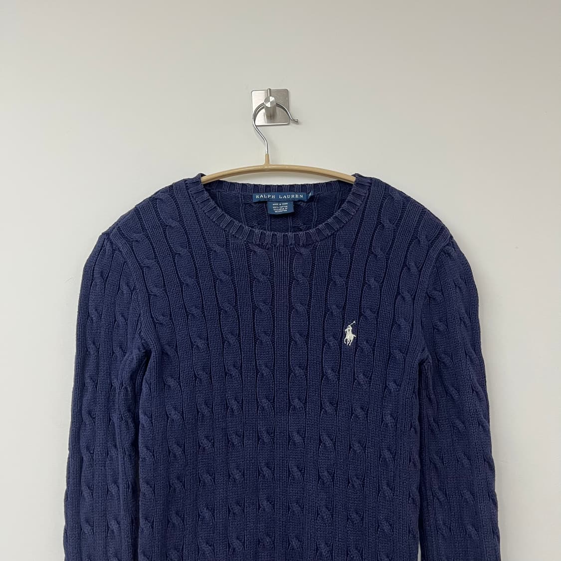 폴로 랄프로렌 딱붙핏 화이트 포니 네이비 꽈배기 니트 상품이미지4