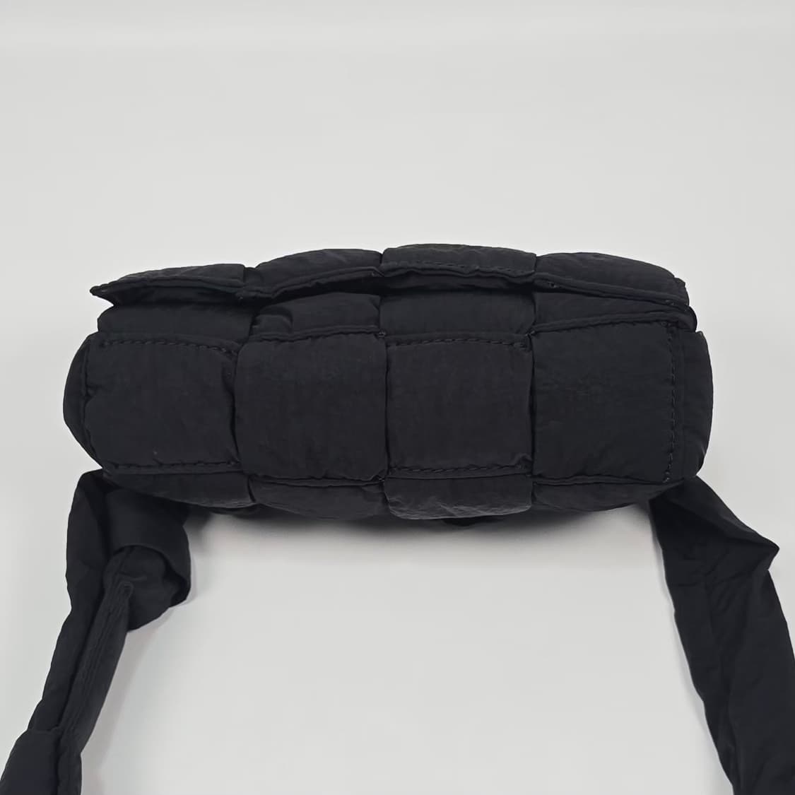 보테가베네타 패디드 테크 미니 카세트 벨트백 상품이미지7