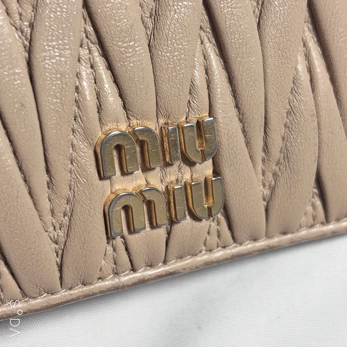 미우미우 마테라쎄 카드지갑 베이지 상품이미지3