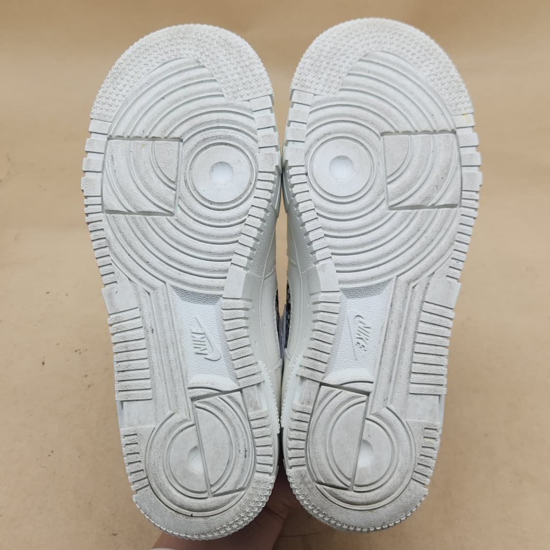 나이키 에어포스 1 픽셀 운동화 225 상품이미지3