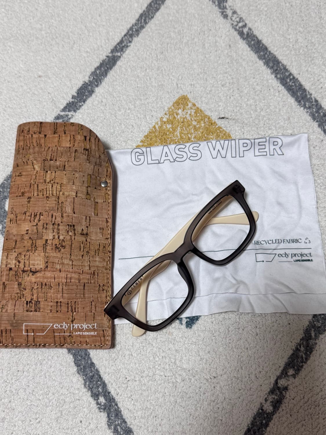 라피스센시블레 뿔테 안경테 판매합니다 상품이미지1