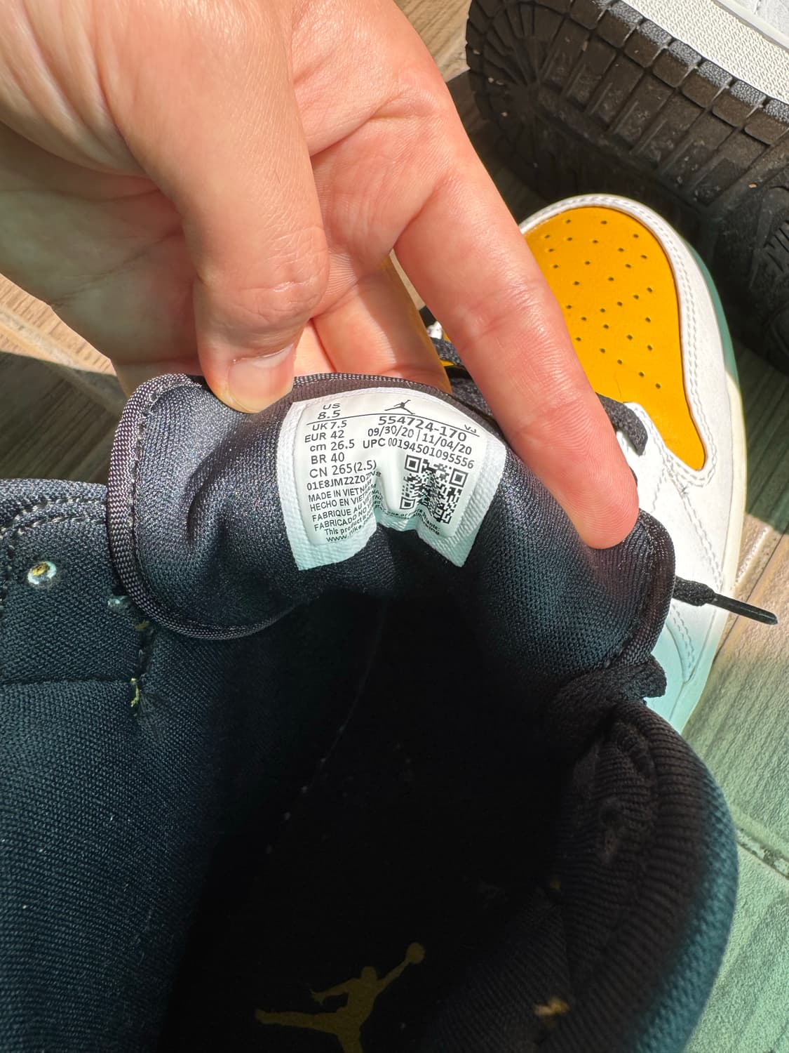Jordan 1 Mid White University Gold 상품이미지4