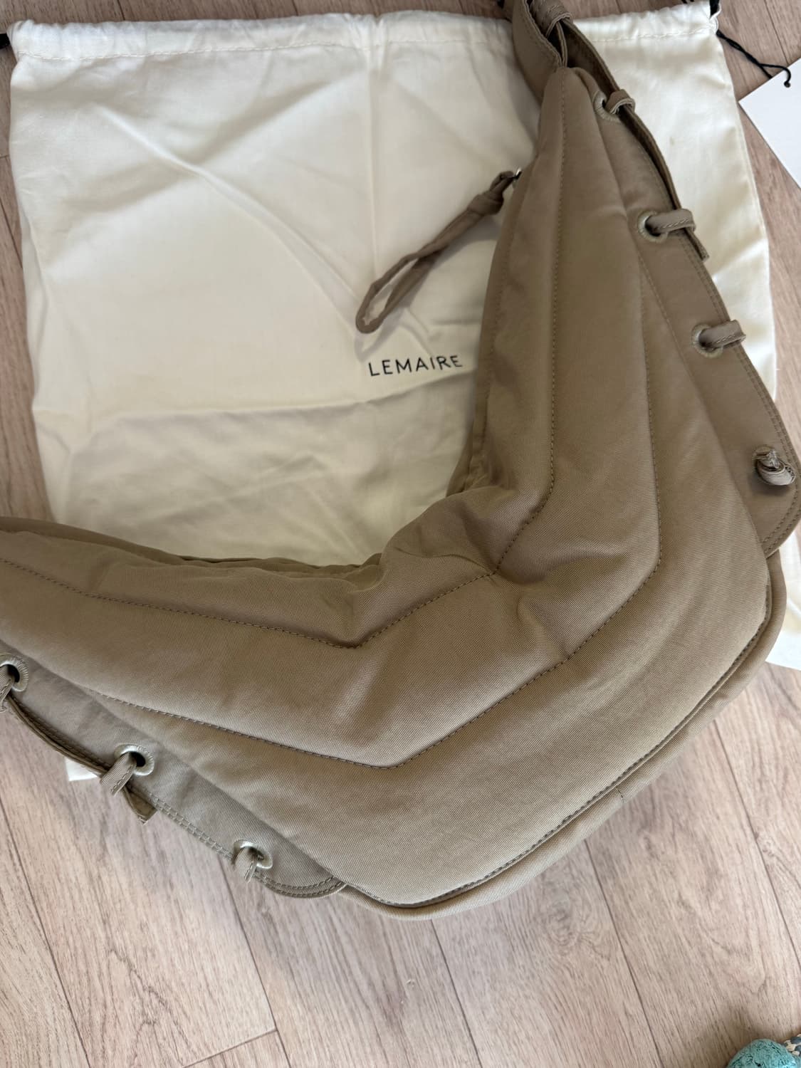 르메르 소프트 게임백 스몰 베이지 상태좋음 상품이미지2